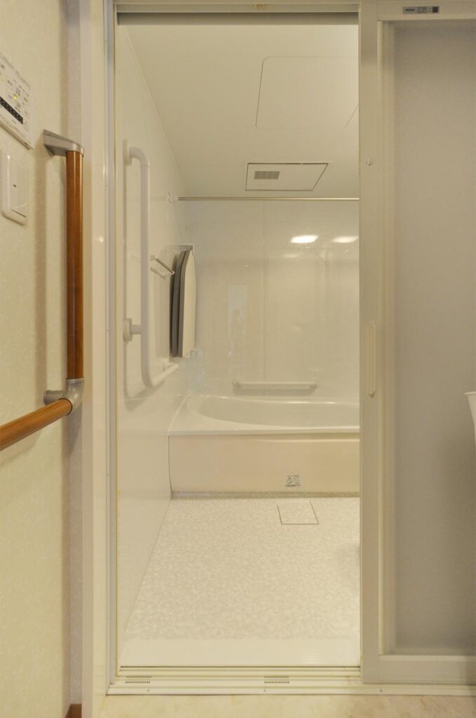親との同居を見据えマンションリフォーム 水まわり設備刷新+バリアフリー化　浴室/お風呂