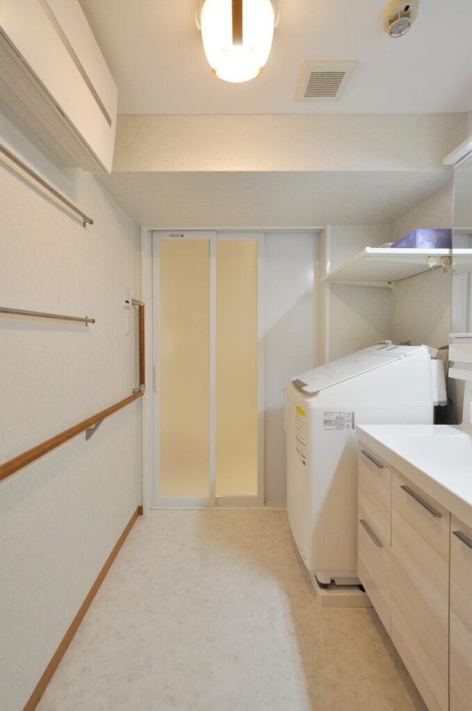 親との同居を見据えマンションリフォーム 水まわり設備刷新+バリアフリー化　洗面室