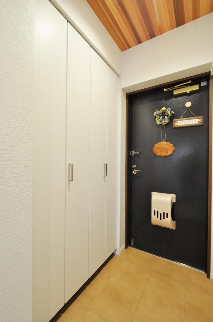 ブルーグレー✕木目が映える北欧カフェ風リノベーション　玄関・廊下