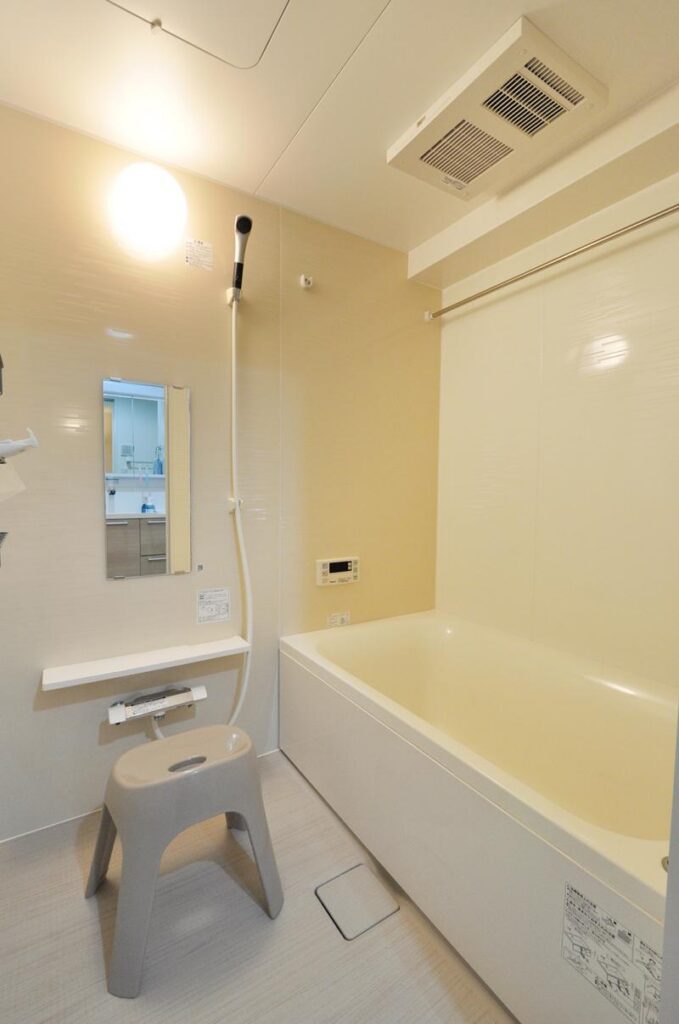 中古リノベで叶えた新婚夫婦にうれしい充実収納の住まい　浴室