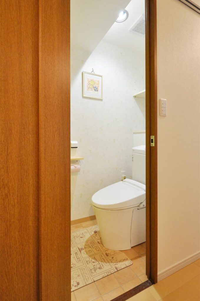 中古リノベで叶えた新婚夫婦にうれしい充実収納の住まい　トイレ