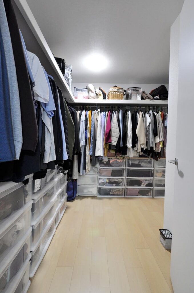 中古リノベで叶えた新婚夫婦にうれしい充実収納の住まい　ウォークスルークローゼット