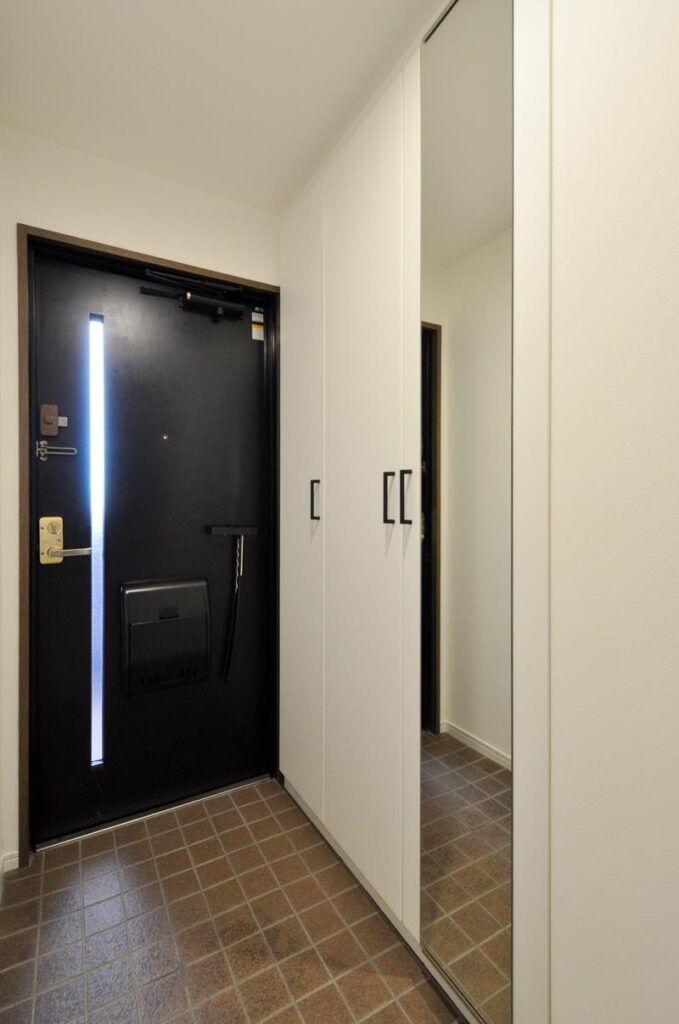 和室の間取り変更で広々LDK＋大容量の納戸を実現 モダンインテリアの内装へ　玄関収納
