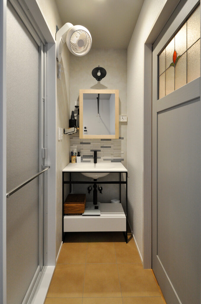 既設の内階段を活用し、増築なし＆コスト減で完全分離型の二世帯住宅へ　洗面室