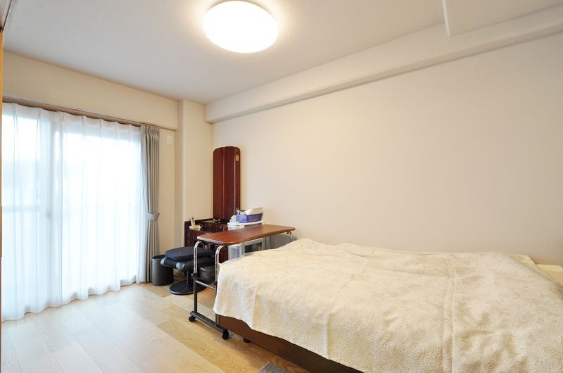 パントリーとウォークインクローゼットを設置して、すっきり快適なセカンドステージを　寝室