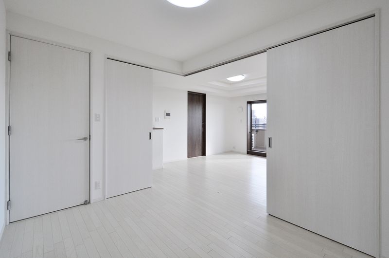 設備の取替えと内装リフォームで中古マンションのイメージ一新　リビング