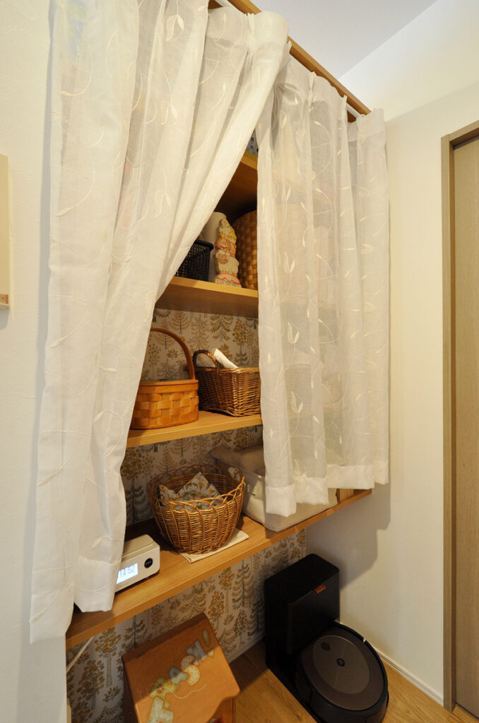入居30年で実現した念願の全面リフォーム ナチュラルでシンプルな住まいへ　パントリー