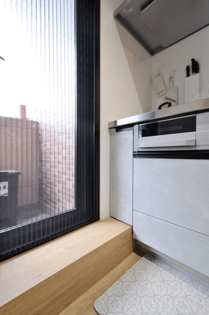 暮らしやすさと快適さを叶えた、開放感あふれる住まいづくり　キッチン造作収納
