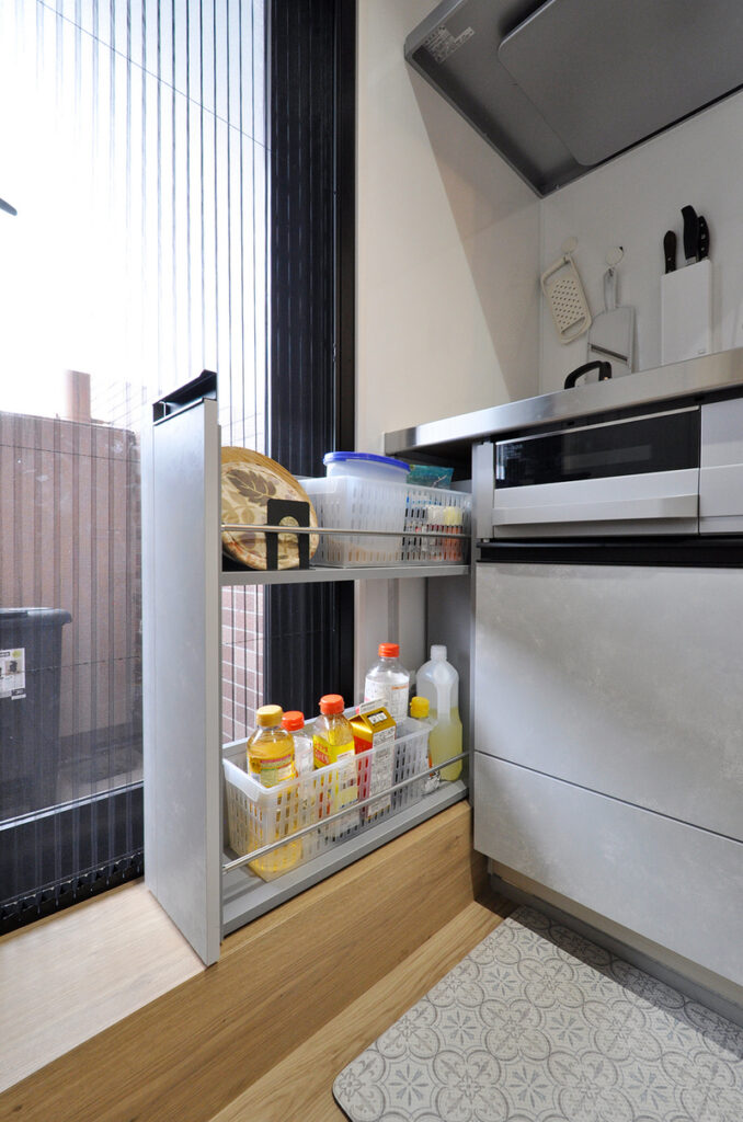 暮らしやすさと快適さを叶えた、開放感あふれる住まいづくり　キッチン造作収納