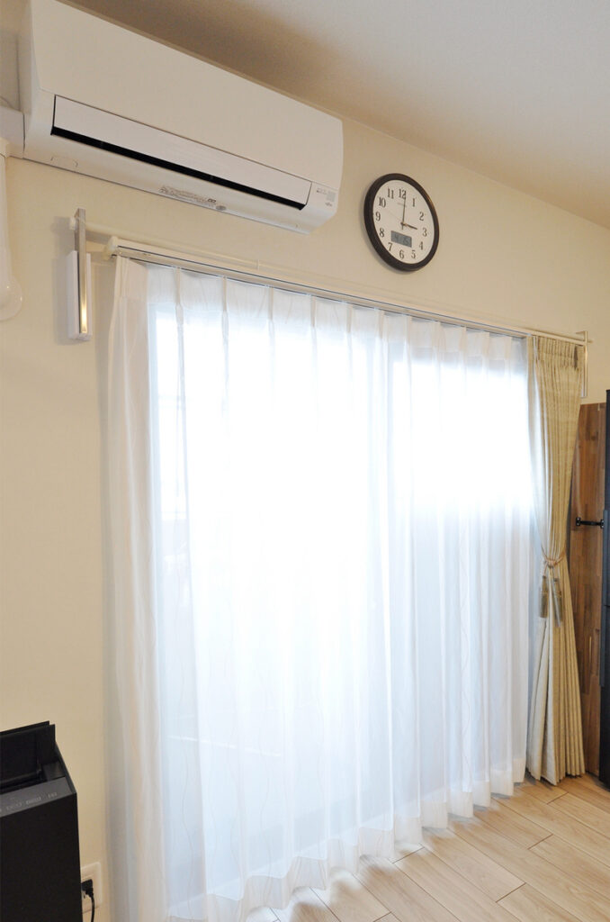 暮らしやすさと快適さを叶えた、開放感あふれる住まいづくり　エアコンと壁付室内物干し