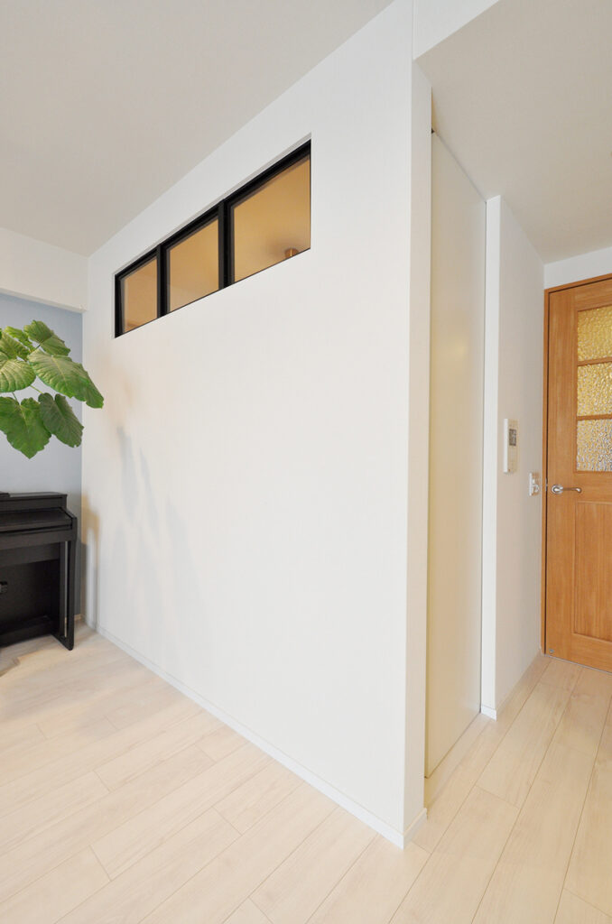 こだわり建具と収納充実で叶える心地よいマンションリフォーム　リビング