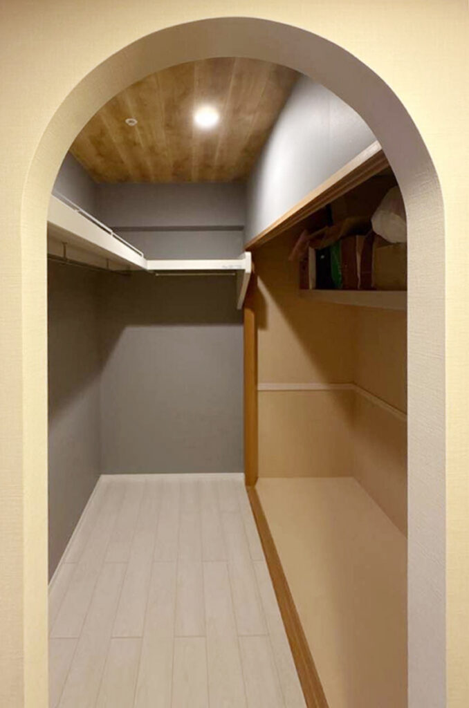 こだわり建具と収納充実で叶える心地よいマンションリフォーム　ウォークインクローゼット