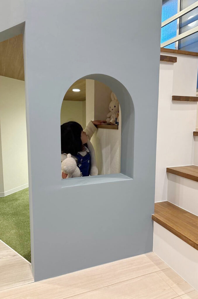 ロフト造作で叶えた、子どもたちがのびのび育つ家　下段：プレイルーム