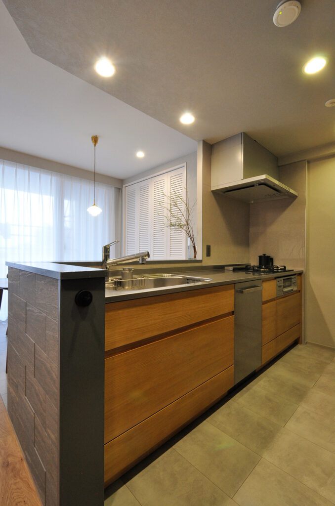 天然木とグレーが調和する上質マンションリノベ　キッチン