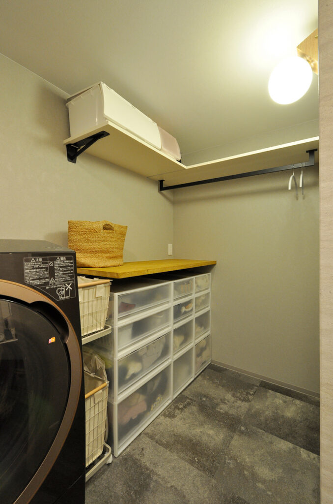 天然木とグレーが調和する上質マンションリノベ　洗面室