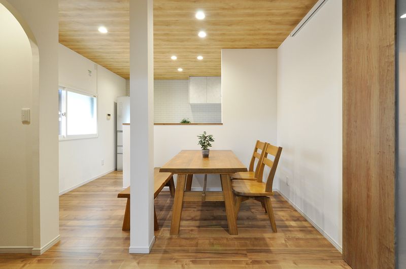 廊下を活かした対面キッチンと和モダン空間　ダイニング