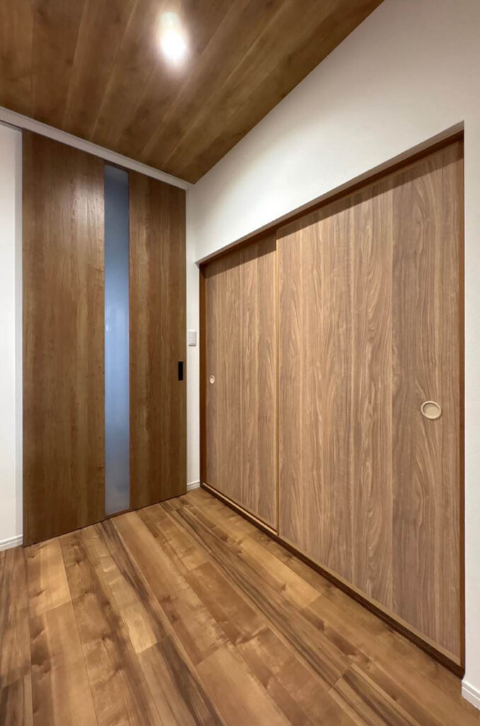 廊下を活かした対面キッチンと和モダン空間　建具・襖
