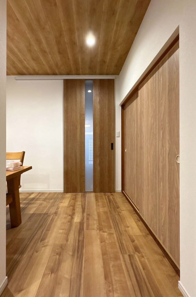 廊下を活かした対面キッチンと和モダン空間　建具・襖