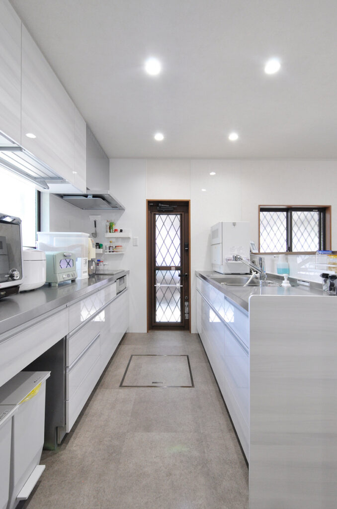 回遊動線と窓断熱で叶える快適なバリアフリー住宅　キッチン