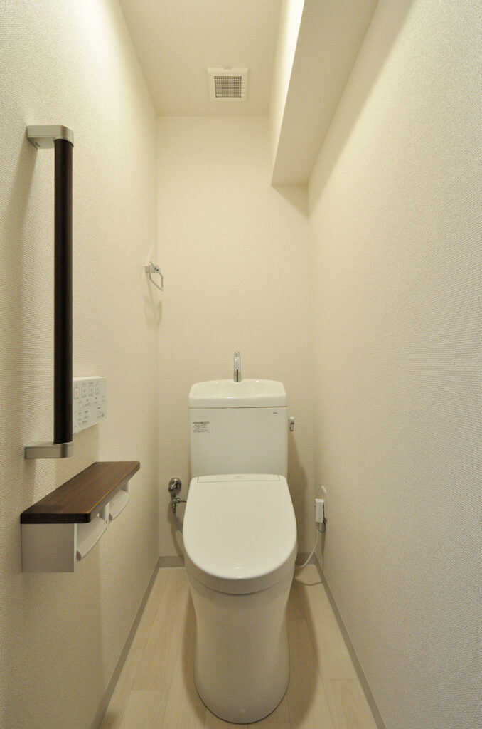 風が通り抜ける広々LDKへ、思い出の実家マンションを再生　トイレ