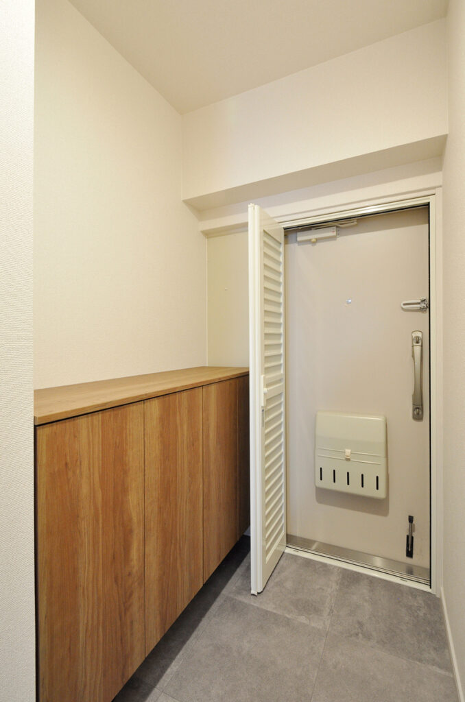 風が通り抜ける広々LDKへ、思い出の実家マンションを再生　玄関