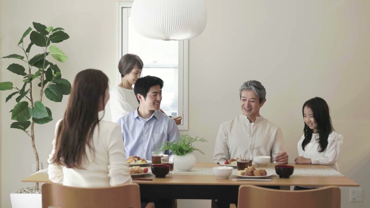 二世帯でダイニングを囲むご家族
