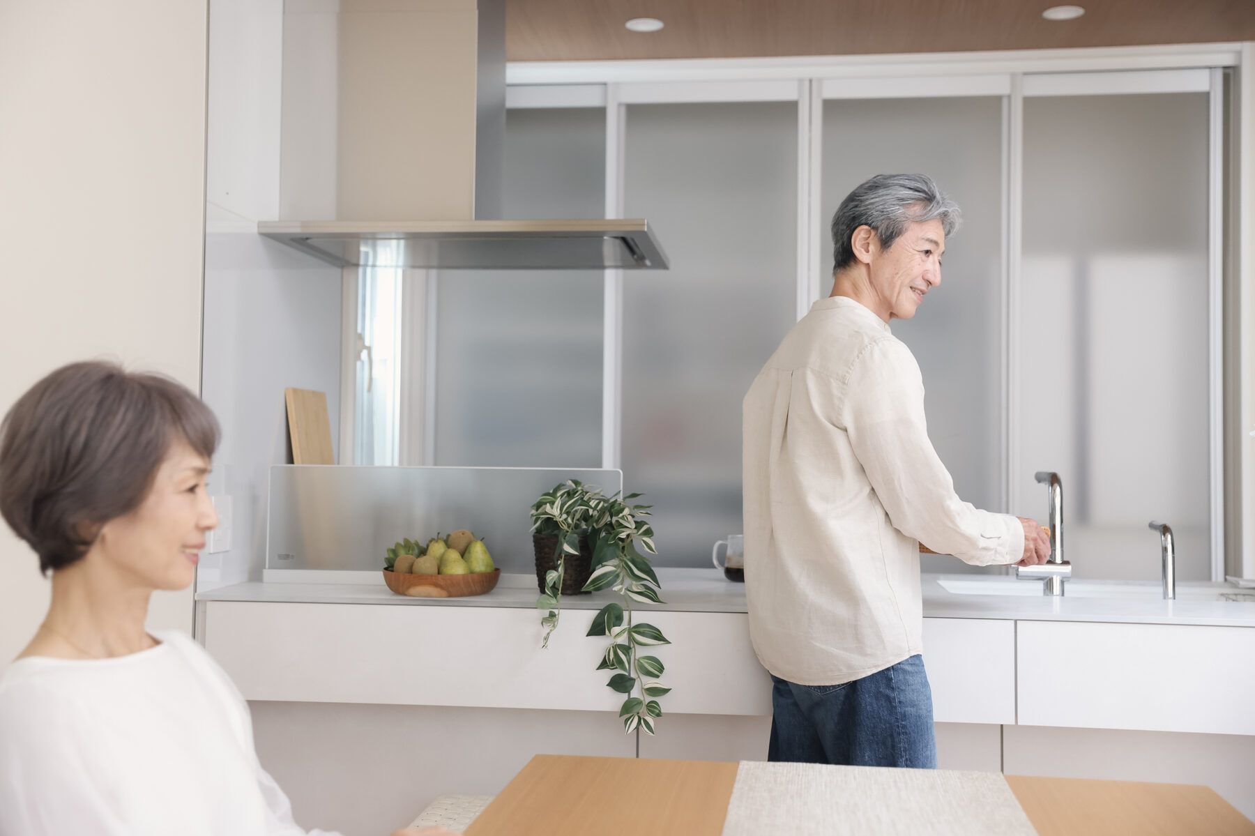 キッチンに立ち、食事の支度をしている様子