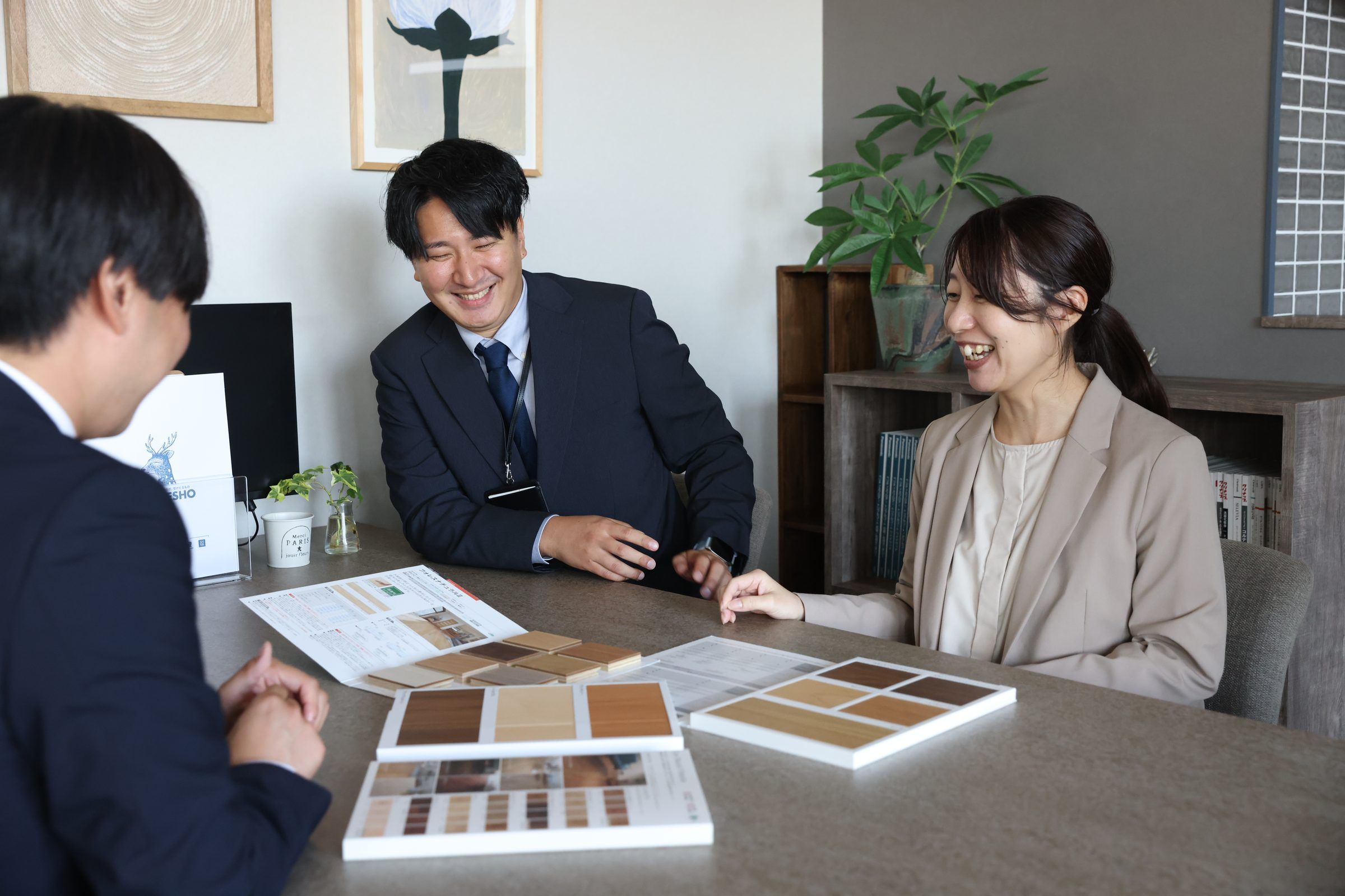 物件探しから工事まで、同じ担当者が説明している様子